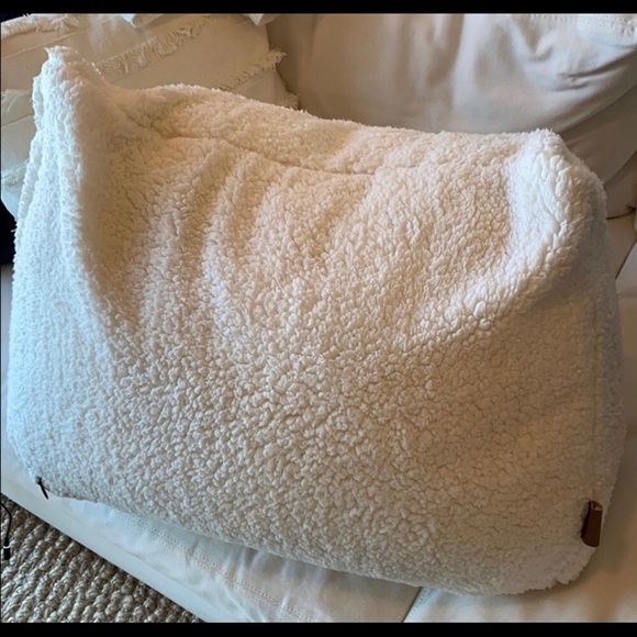 ugg reading wedge pillow